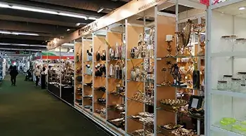 Comprehensive modular stand design and build service for customized displays